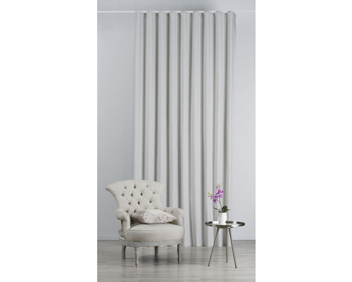 Scenă cu draperie, fotoliu și măsuță laterală