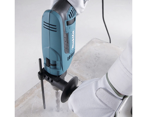 Mașină de găurit Makita găurind beton cu mănuși de lucru