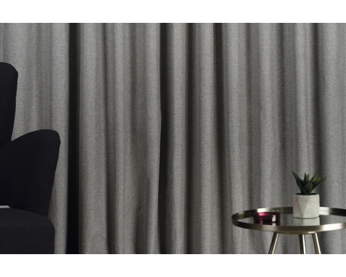 Perdea gri cu fotoliu și măsuță laterală