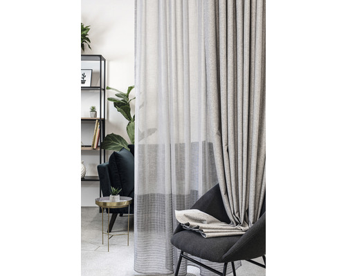 Perdele decorative și mobilier într-o cameră de zi luminoasă