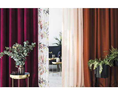 Living decorativ cu perdele în diverse texturi și culori