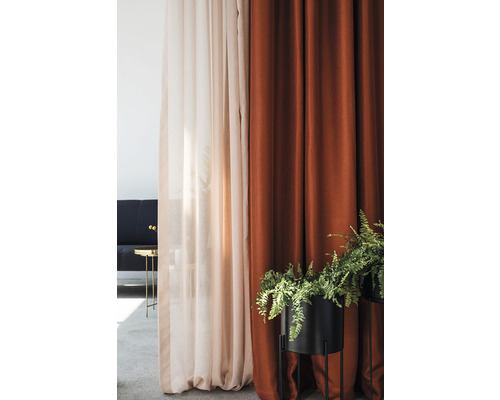 Ambianță decorativă de living cu perdele și plante în ghivece