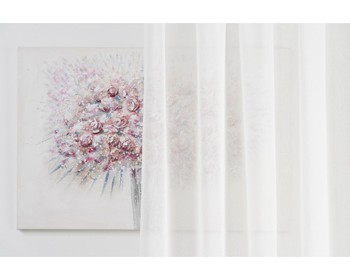 Fulare decorative și un tablou cu motiv floral pe perete