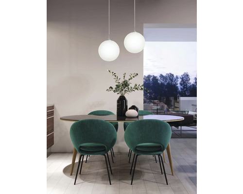 Sufragerie cu masă, scaune și două lămpi suspendate rotunde