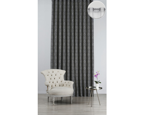 Șaluri decorative cu ochiuri, fotoliu și măsuță laterală într-o cameră