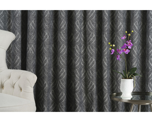 Scenă cu material decorativ gri, fotoliu și masă cu orhidee