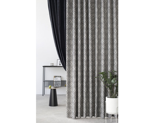 Cortină decorativă cu model într-un spațiu de locuit modern.