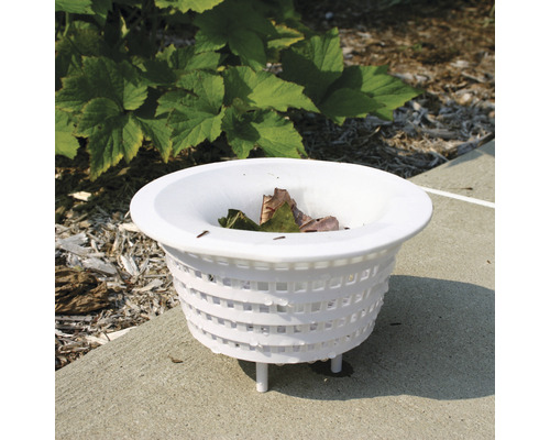 Coș de skimmer de piscină alb cu frunze pe podea de beton