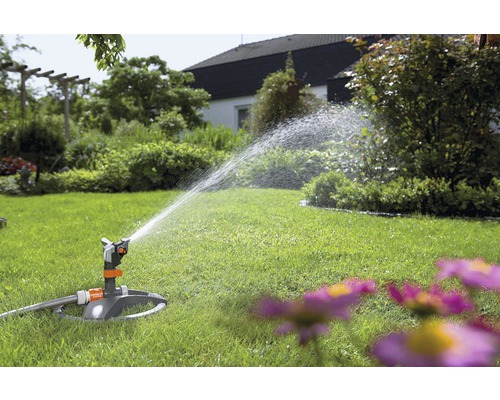 Aspersor de grădină udând gazonul din grădină.