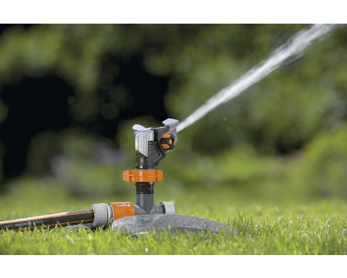 Aspersor de gazon udând gazonul