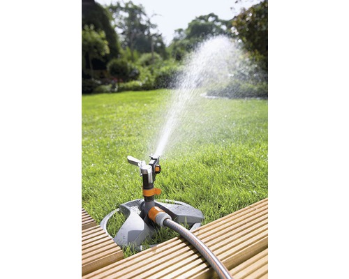 Aspersor de gazon în grădină udând gazonul