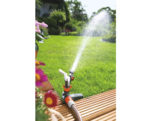 Aspersor de gazon udă gazonul din grădină