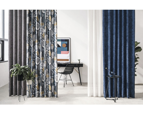 Scenă de cameră cu diverse perdele, birou și plante