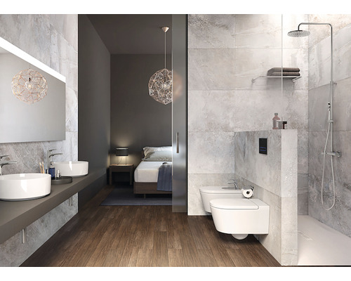 Baie modernă cu chiuvete, duș, toaletă și bideu, precum și acces la dormitor