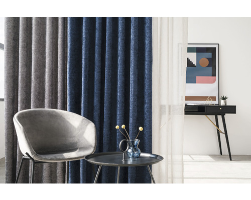 Scenă decorativă de locuit cu perdele, fotoliu și masă