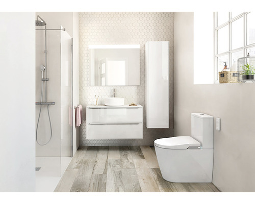 Baie modernă cu duș, lavoar, dulap cu oglindă, dulap înalt și toaletă