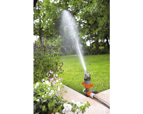 Irigarea grădinii cu aspersor de gazon în grădină