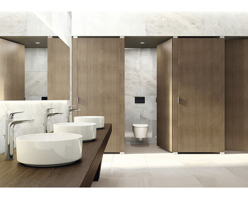 Baie luminoasă cu chiuvete, robinete, oglindă și cabine de toaletă