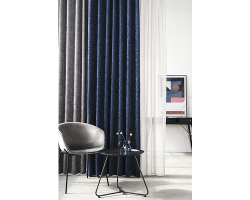 Cameră de zi cu perdele, scaun și măsuță laterală