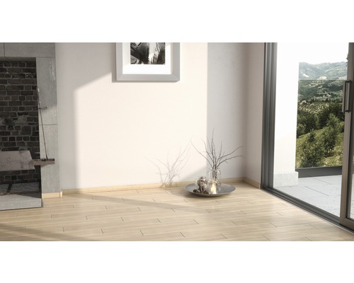 Cameră luminoasă cu șemineu, podea de lemn și vedere la verdeață