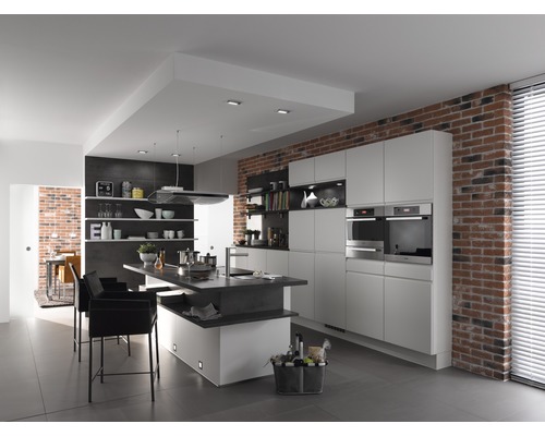 Bucătărie luminoasă cu insulă de gătit, perete din cărămidă și aparate moderne