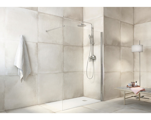 Cabină de duș walk-in cu baterie de duș, prosop și bancă într-o baie luminoasă