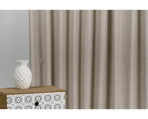 Material decorativ lângă decor ananas pe comodă