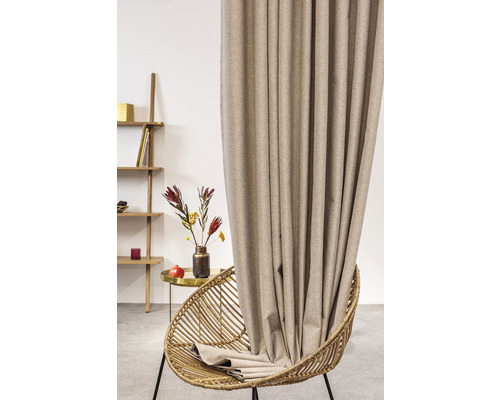Șaluri decorative din material textil într-o cameră de zi cu scaun și raft