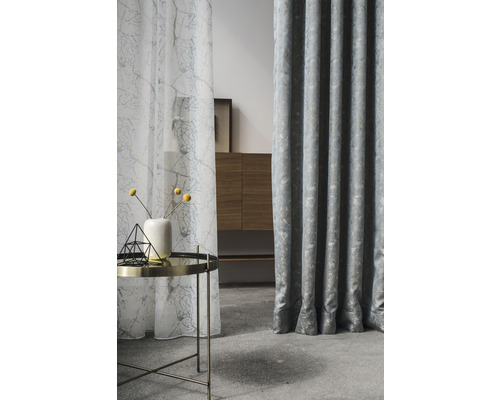 Atmosferă decorativă de locuit cu perdele și măsuță laterală