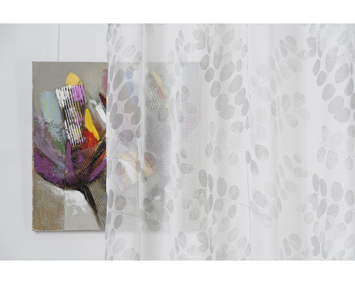 Șaluri decorative cu model de frunze în fața unui tablou