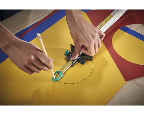 Tăietor circular utilizat pe hârtie colorată cu creion și ruletă