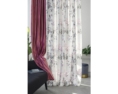 Ambianță decorativă de locuit cu perdele florale și draperie bordo
