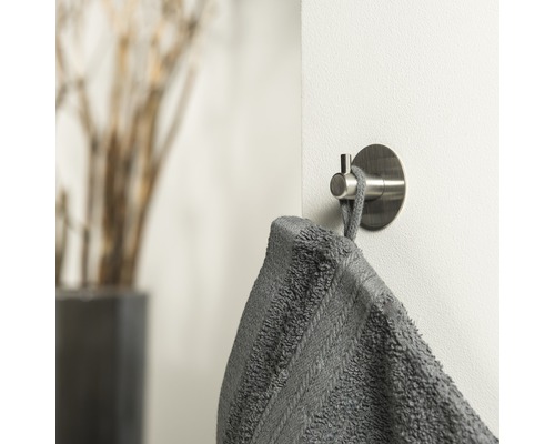 Cârlig pentru prosop cu prosop gri pe un perete