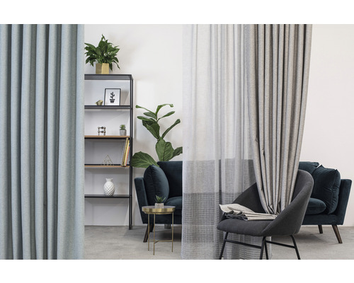 Living modern cu perdele, raft și mobilier de relaxare