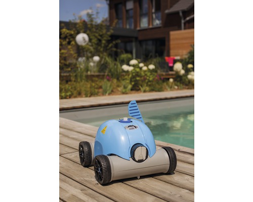 Robot de curățare a piscinei pe o terasă de lemn lângă o piscină