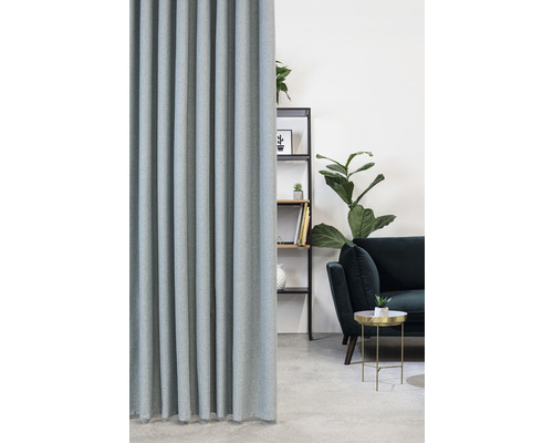 Panou decorativ din material textil ca separator de cameră într-un living cu raft și canapea