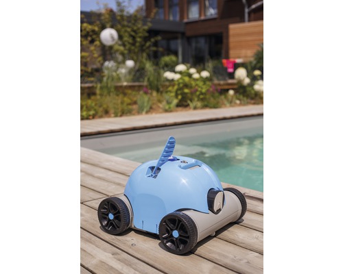 Robot de piscină pentru curățarea piscinelor pe o terasă de lemn