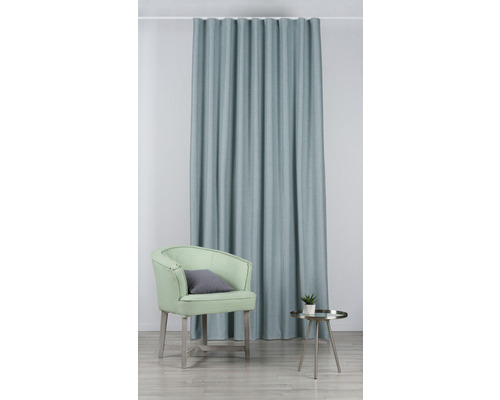 Cortină în fața unui scaun și a unei măsuțe