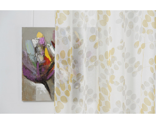 Șaluri decorative cu model de frunze în fața unui tablou