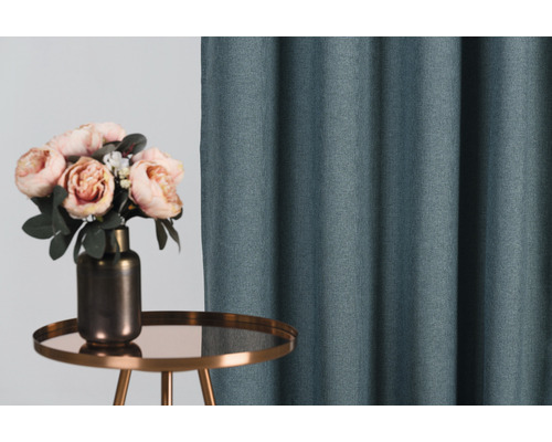 Șaluri decorative cu vază de flori pe măsuță laterală