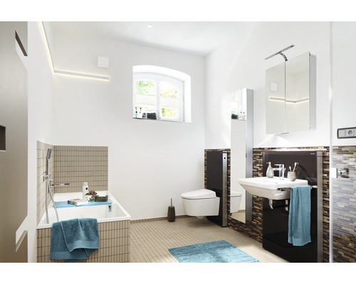 Baie luminoasă cu cadă, toaletă, chiuvetă și dulap cu oglindă