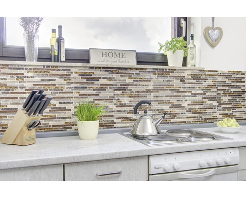 Scenă de bucătărie cu gresie mozaic, set de cuțite, ceainic și plită