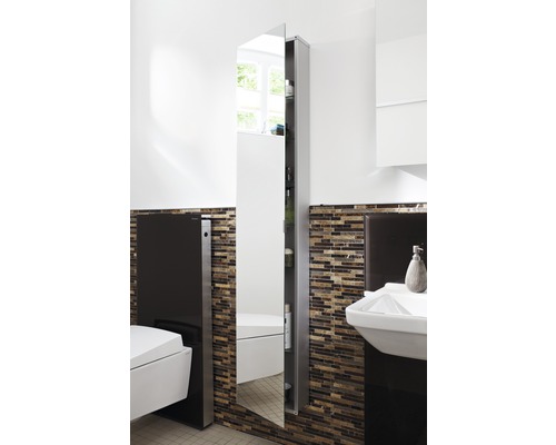 Baie modernă cu dulap cu oglindă pentru depozitarea articolelor de baie