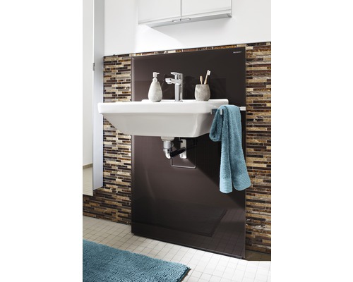 Baie cu lavoar, robinet, prosop și panou posterior maro