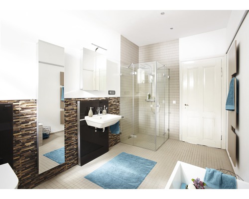 Baie cu duș, chiuvetă, dulap cu oglindă și faianță