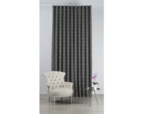 Living decorativ cu perdea, fotoliu și măsuță laterală