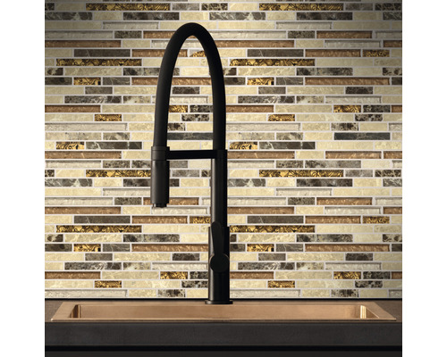 Scenă de bucătărie cu perete din mozaic și baterie în fața chiuvetei