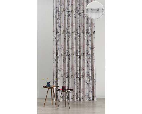 Șaluri decorative cu model floral și agățare cu ochiuri în fața unui fundal de sufragerie