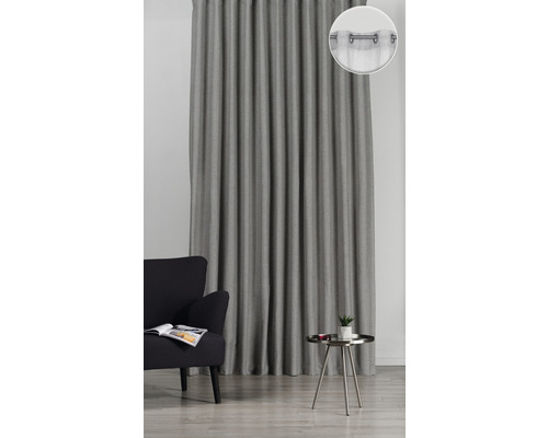 Perdea gri cu ochiuri și fotoliu negru într-o sufragerie