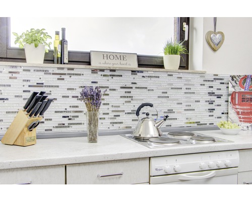 Scenă de bucătărie cu gresie mozaic, plită, ceainic și ustensile de bucătărie